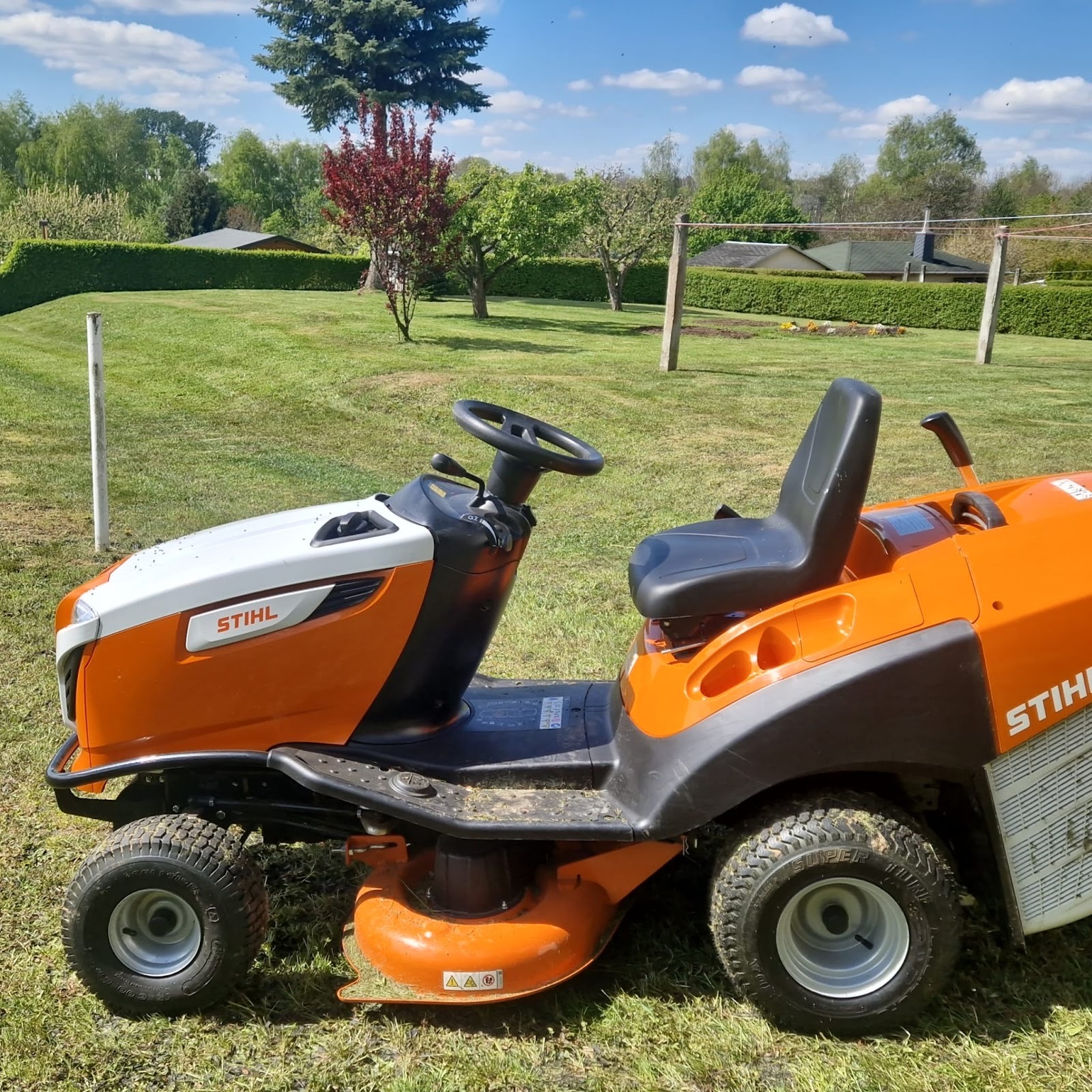STIHL-Aufsitzmäher auf einer Rasenfläche